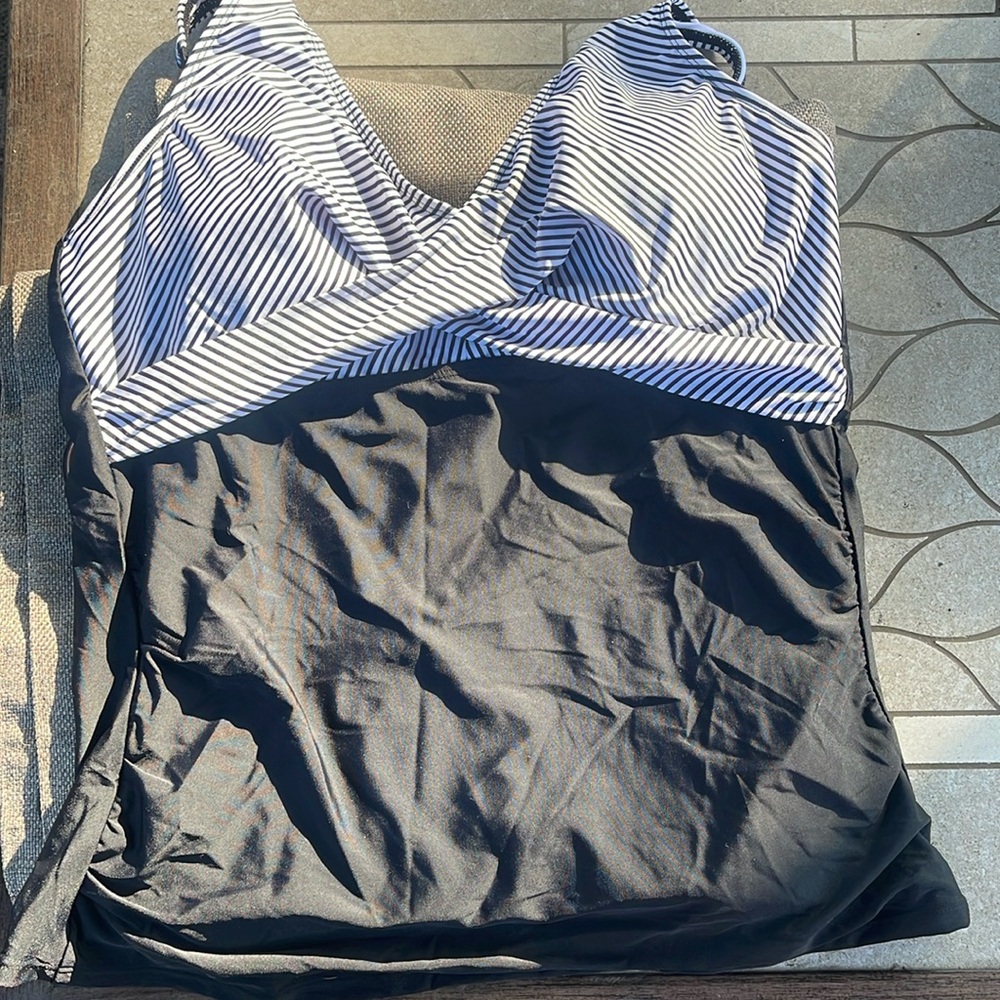 Bathing suit top new size XL with padding elastic